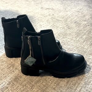 4 Earth chunky boot NEW
